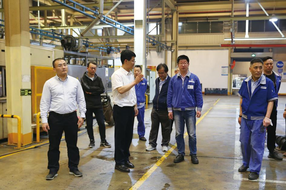 圖為公司領導一行檢查多缸機廠生產現場_副本.jpg